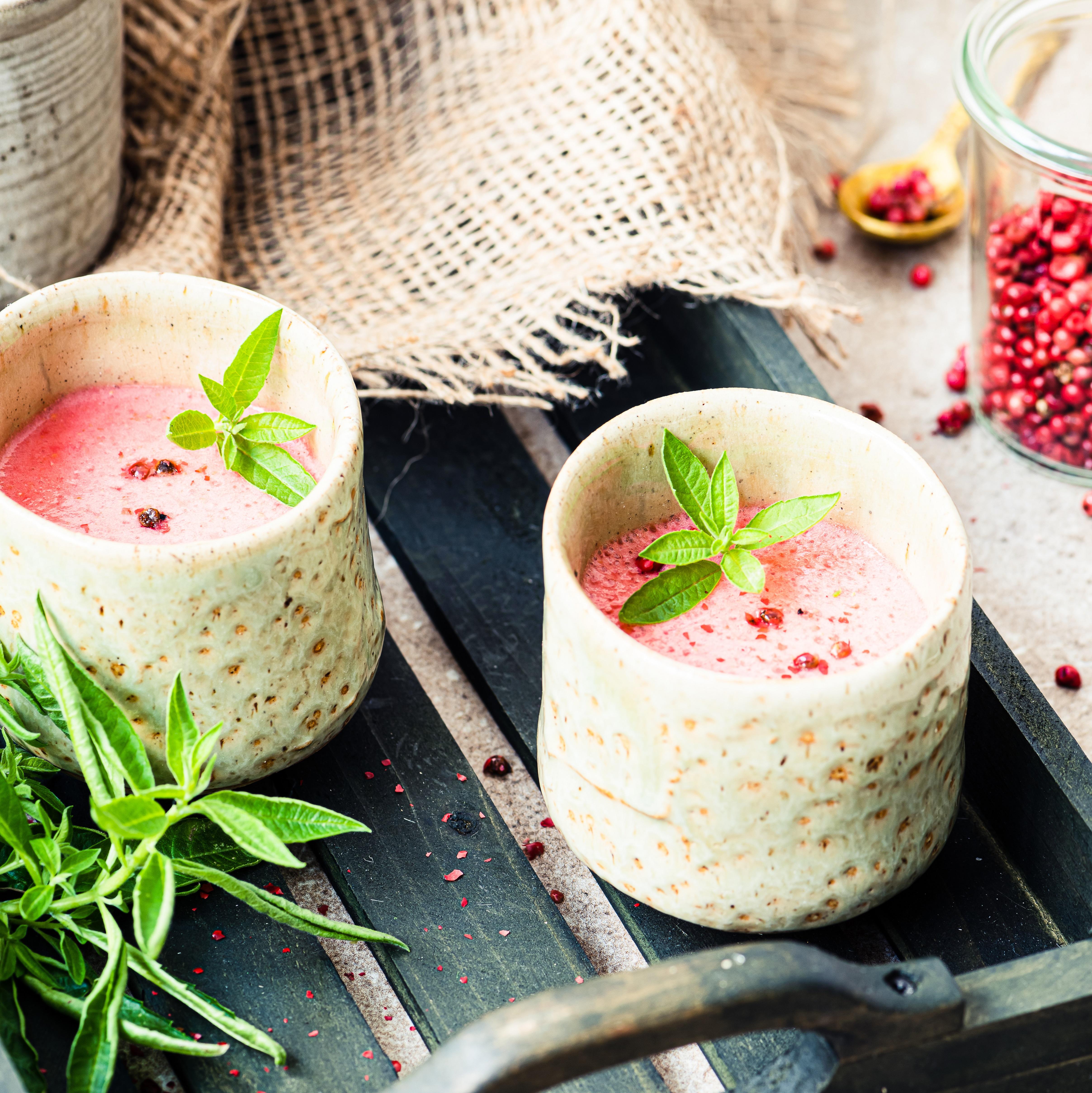 Virgin pisco sour met frambozen, citroenverbena en roze peper